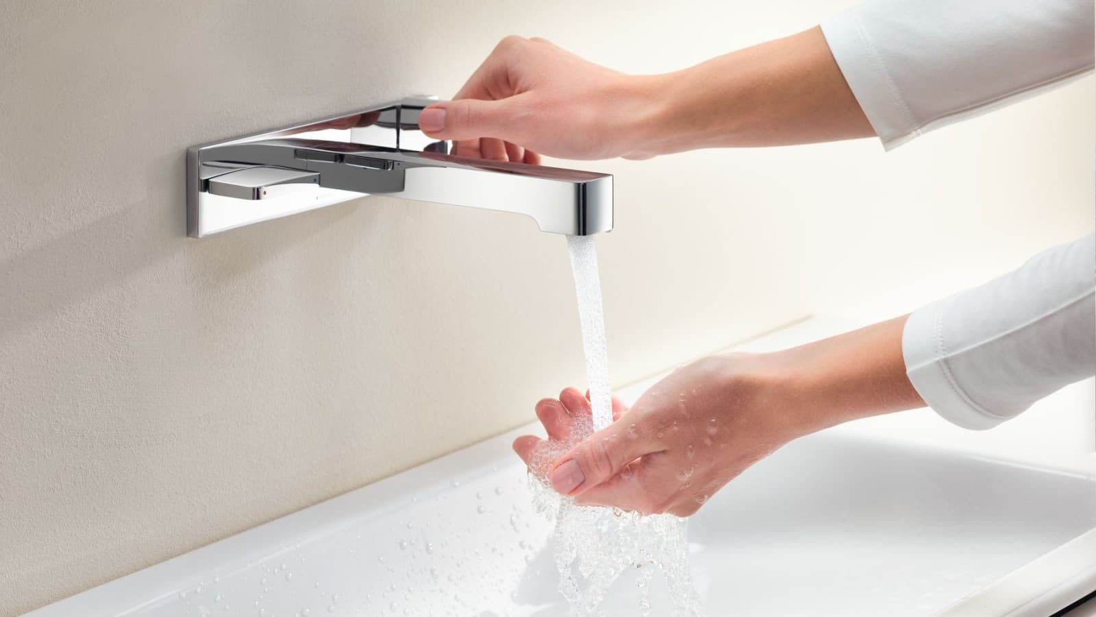 Image macro avec les mains tournant un robinet Geberit ONE et vérifiant le débit et la température de l'eau Image macro avec les mains tournant un robinet Geberit ONE et vérifiant le débit et la température de l'eau