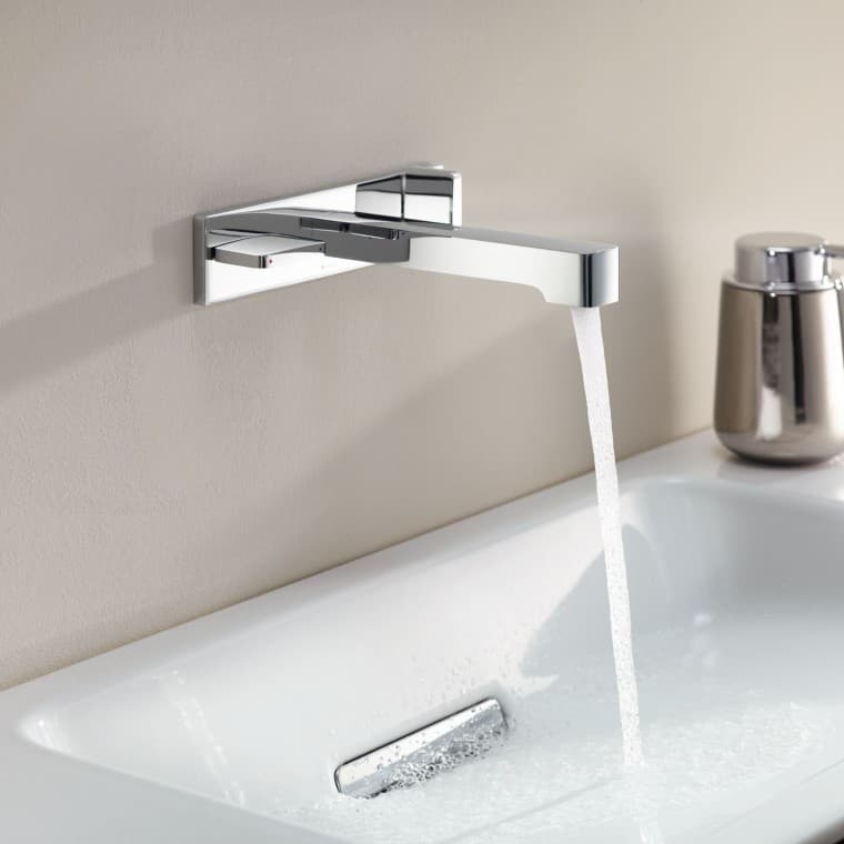 Robinet de lavabo mural Geberit ONE au design angulaire Robinet de lavabo mural Geberit ONE au design angulaire