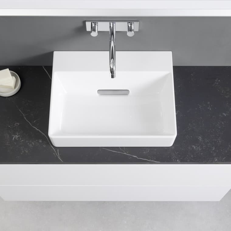De nombreuses surfaces de rangement autour du lavabo et un meuble élégant de Geberit ONE offrent davantage d'espace et des zones de rangement pratiques près du lavabo. De nombreuses surfaces de rangement autour du lavabo et un meuble élégant de Geberit ONE offrent davantage d'espace et des zones de rangement pratiques près du lavabo.
