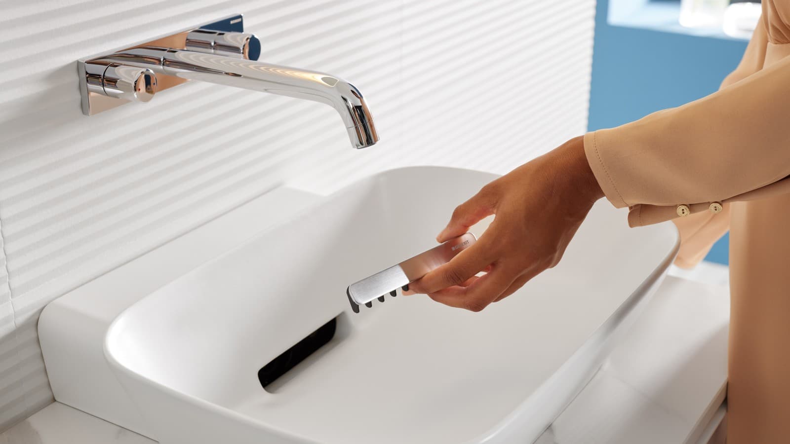 Washbasin drain with comb insert can be easily removed thanks to the magnetic bracket Washbasin drain with comb insert can be easily removed thanks to the magnetic bracket