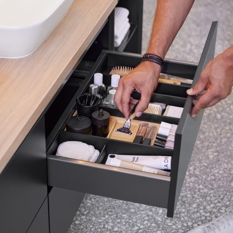 Het sorteren van cosmetica in de Geberit ONE wastafelonderkast met uitschuifbare opbergruimte (© Geberit) Het sorteren van cosmetica in de Geberit ONE wastafelonderkast met uitschuifbare opbergruimte (© Geberit)