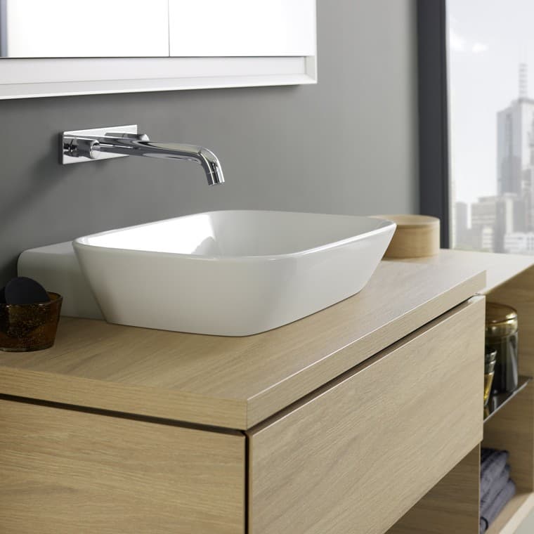 Espace de lavabo avec lavabo à poser Geberit ONE et meubles de salle de bains en bois Espace de lavabo avec lavabo à poser Geberit ONE et meubles de salle de bains en bois