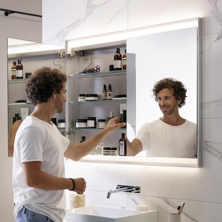 Une armoire à miroir encastrée dans le mur offre une grande liberté de mouvement dans cette petite salle de bains. Le compartiment de rangement pratique permet de ranger de nombreux accessoires de salle de bains. Une armoire à miroir encastrée dans le mur offre une grande liberté de mouvement dans cette petite salle de bains. Le compartiment de rangement pratique permet de ranger de nombreux accessoires de salle de bains.