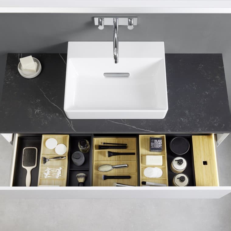 Vue d'en haut d'un tiroir de lavabo Geberit ONE ouvert avec boîtes de rangement Vue d'en haut d'un tiroir de lavabo Geberit ONE ouvert avec boîtes de rangement