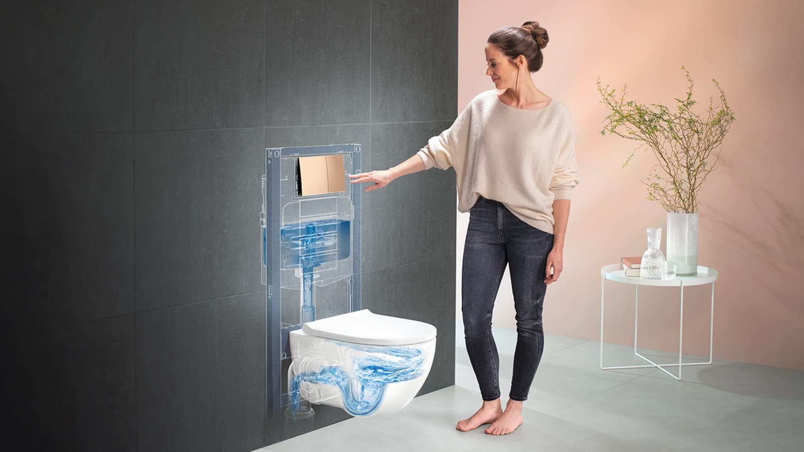 Femme tirant la chasse d’eau du système de WC Geberit Acanto avec TurboFlush Femme tirant la chasse d’eau du système de WC Geberit Acanto avec TurboFlush