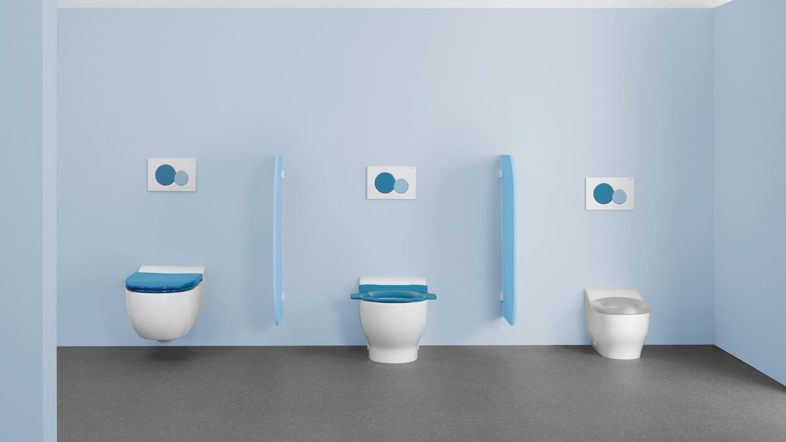 Toilettes de la série Geberit Bambini avec couvercles de WC et plaques de déclenchement colorés Toilettes de la série Geberit Bambini avec couvercles de WC et plaques de déclenchement colorés