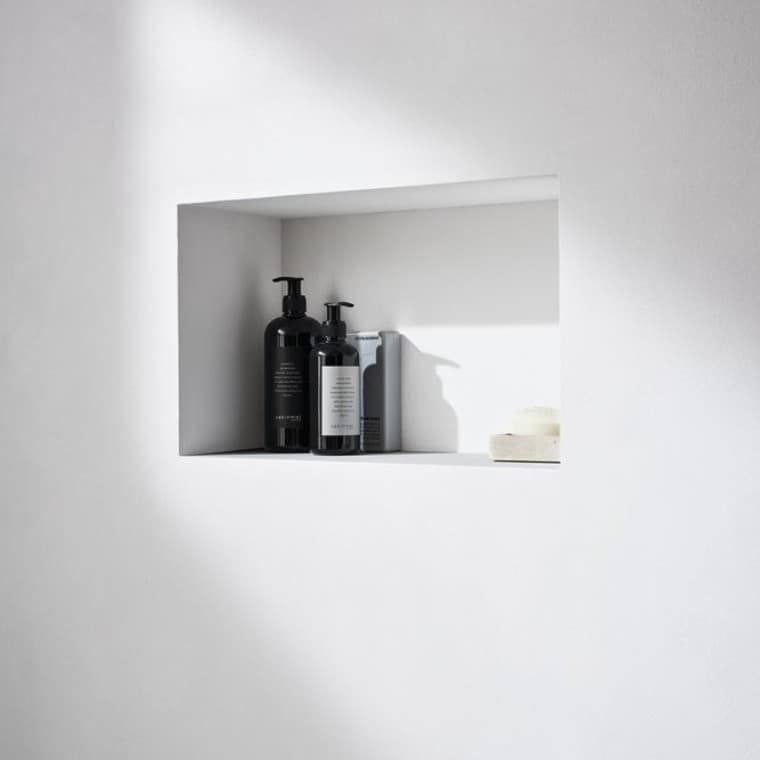 Solution de douche Geberit One avec boîte de rangement de recoin à carreler Solution de douche Geberit One avec boîte de rangement de recoin à carreler