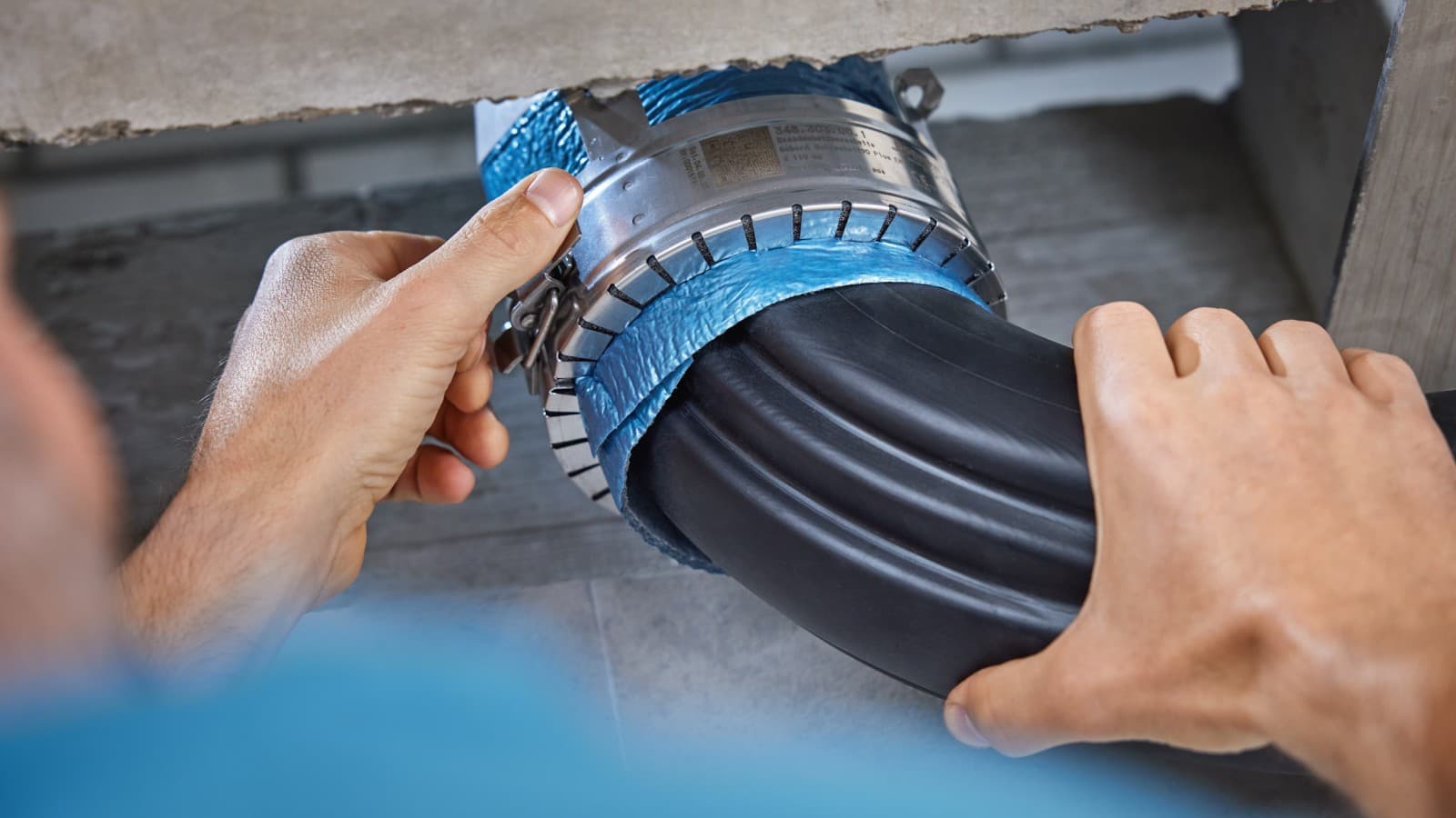 Installation de la manchette coupe-feu Geberit RS90 Plus EN sur le coude BottomTurn Geberit Installation de la manchette coupe-feu Geberit RS90 Plus EN sur le coude BottomTurn Geberit