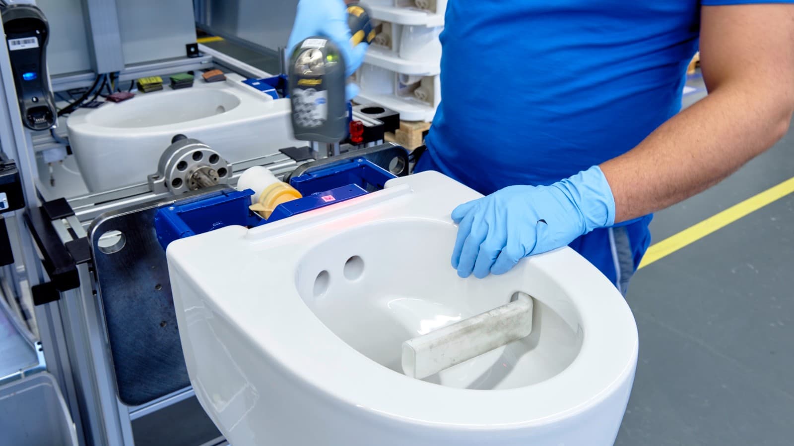 Un employé de Geberit travaille sur un WC-douche Geberit AquaClean Mera à Jona Un employé de Geberit travaille sur un WC-douche Geberit AquaClean Mera à Jona