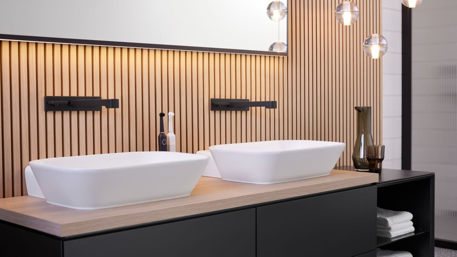 Salle de bains Geberit One avec double lavabo et plan vasque en blanc mat Salle de bains Geberit One avec double lavabo et plan vasque en blanc mat