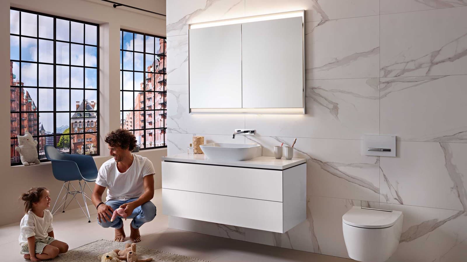 Homme et enfant dans une salle de bains blanche de la série Geberit ONE Homme et enfant dans une salle de bains blanche de la série Geberit ONE