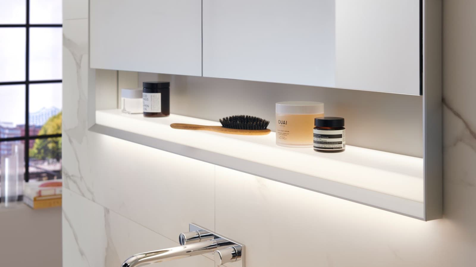 Amoire à mirroir Geberit ONE avec concept d'éclairage Geberit ComfortLight Amoire à mirroir Geberit ONE avec concept d'éclairage Geberit ComfortLight