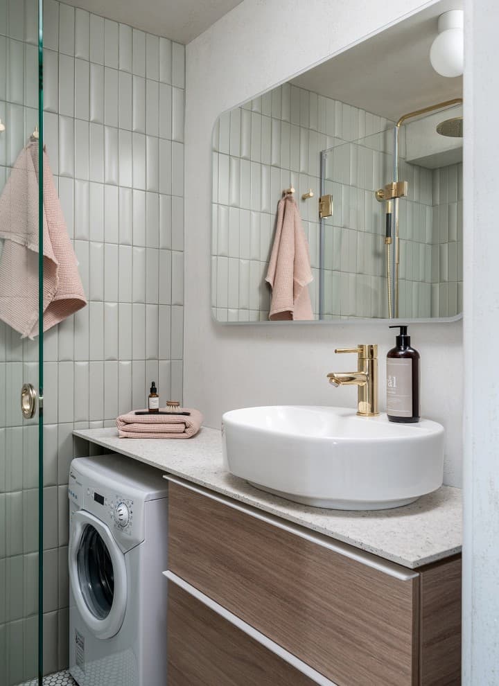 L'image d'après de la petite salle de bains avec le lavabo ovale de la série VariForm et les meubles en aspect chêne (© Meja Hynynen) L'image d'après de la petite salle de bains avec le lavabo ovale de la série VariForm et les meubles en aspect chêne (© Meja Hynynen)