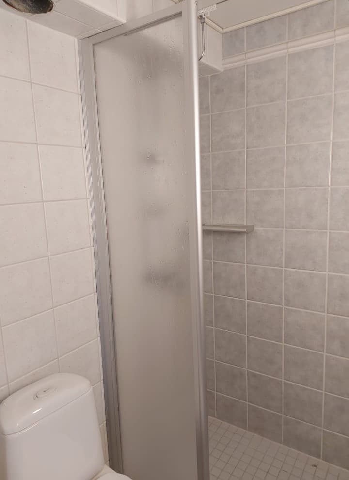L'image avant avec vue sur la cabine de douche et le WC au sol (© Meja Hynynen) L'image avant avec vue sur la cabine de douche et le WC au sol (© Meja Hynynen)