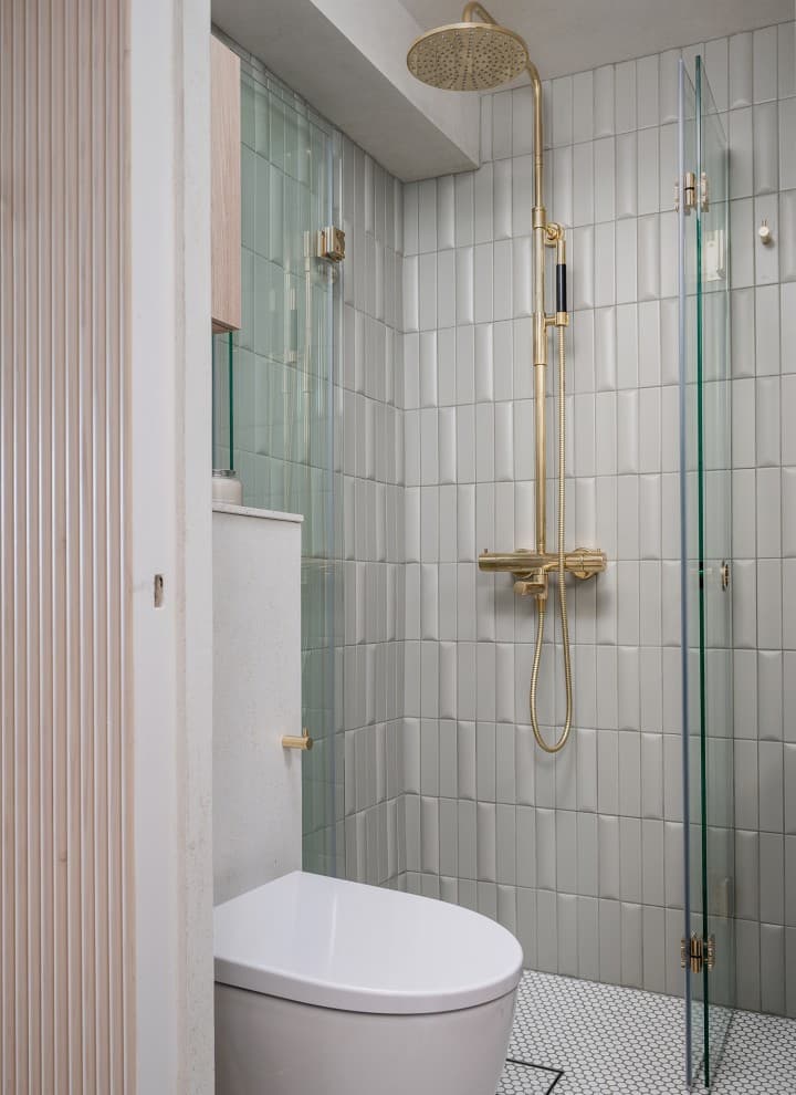 L'image d'après de la petite salle de bains avec un WC suspendu Geberit de la série iCon (© Meja Hynynen) L'image d'après de la petite salle de bains avec un WC suspendu Geberit de la série iCon (© Meja Hynynen)