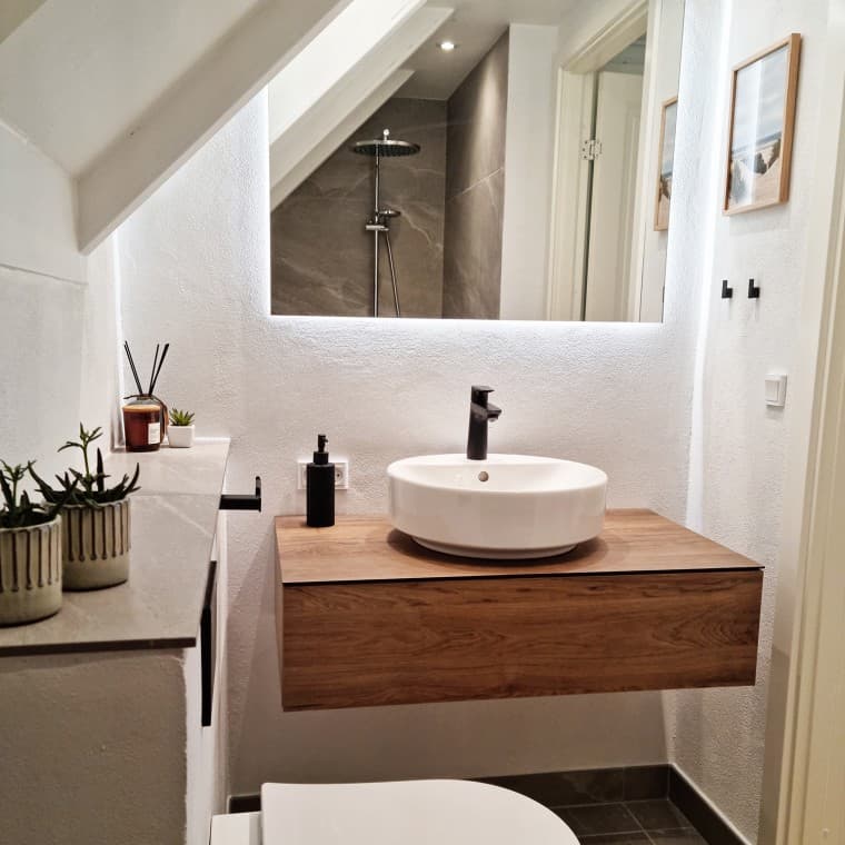Salle de bains rénovée mansardée, WC suspendu Geberit Acanto et lavabo rond de Geberit VariForm (© @triner2 et @strandparken3) Salle de bains rénovée mansardée, WC suspendu Geberit Acanto et lavabo rond de Geberit VariForm (© @triner2 et @strandparken3)