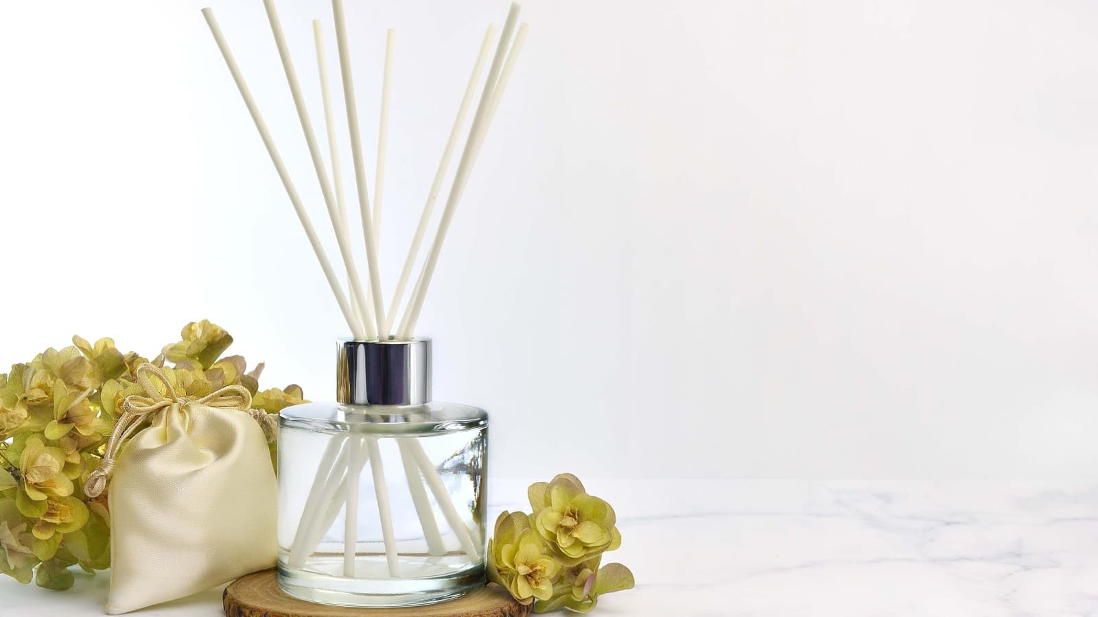 Bâtonnets d’encens dans un flacon en verre Bâtonnets d’encens dans un flacon en verre