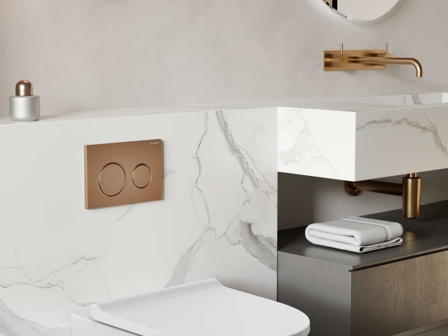 Salle de bains avec plaque de commande Geberit en or rouge Salle de bains avec plaque de commande Geberit en or rouge