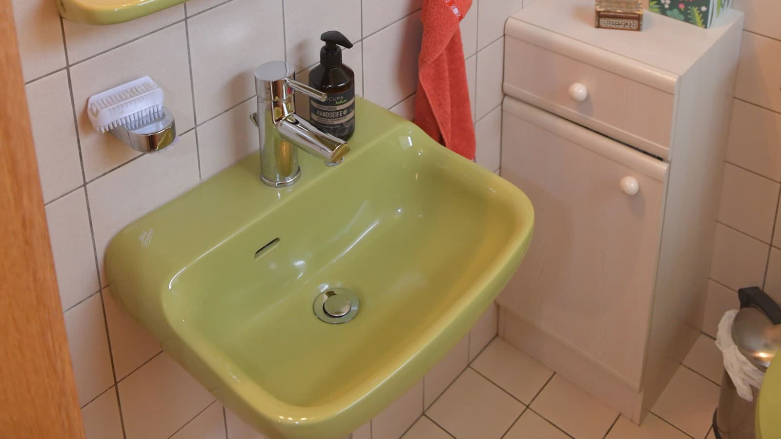 La salle de bains d'invités avec une petite armoire et un lavabo La salle de bains d'invités avec une petite armoire et un lavabo