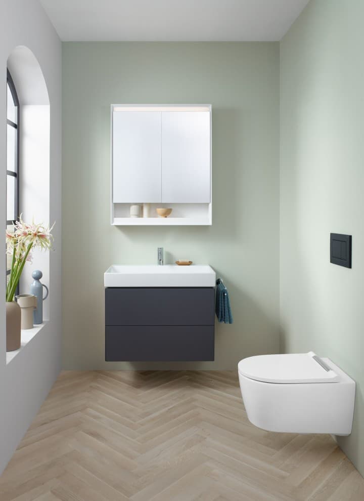 Petite salle de bains avec WC suspendu, armoire à miroir et sous-meuble de la série Geberit ONE Petite salle de bains avec WC suspendu, armoire à miroir et sous-meuble de la série Geberit ONE