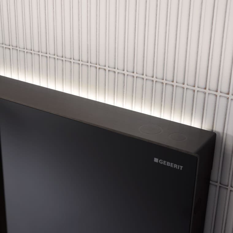 Éclairage d'orientation sur le Geberit Monolith Plus en noir (© Geberit) Éclairage d'orientation sur le Geberit Monolith Plus en noir (© Geberit)