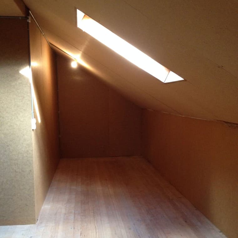 Petite salle de bains mansardée avec un plafond incliné avant la rénovation Petite salle de bains mansardée avec un plafond incliné avant la rénovation