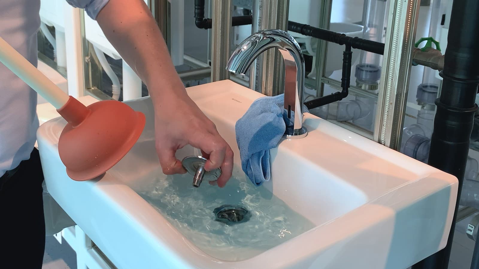 Le cache pour ouverture d’évacuation du lavabo est retiré Le cache pour ouverture d’évacuation du lavabo est retiré