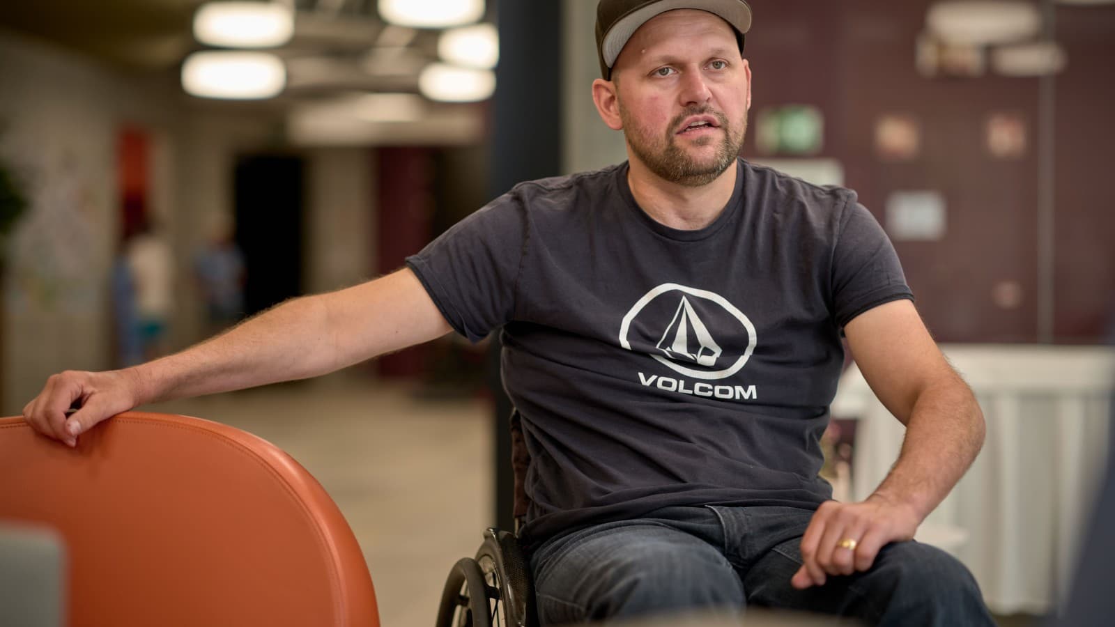 En conversation avec Peter Roos au Centre suisse des paraplégiques à Nottwil (© Ben Huggler) En conversation avec Peter Roos au Centre suisse des paraplégiques à Nottwil (© Ben Huggler)