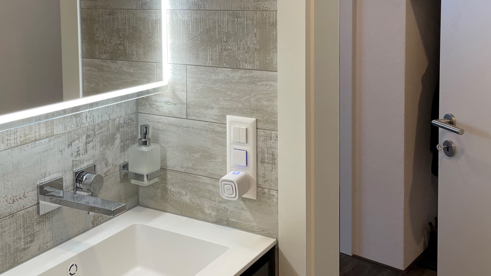 Une porte ouvrant vers l'extérieur permet de gagner de la place dans la salle de bains Une porte ouvrant vers l'extérieur permet de gagner de la place dans la salle de bains