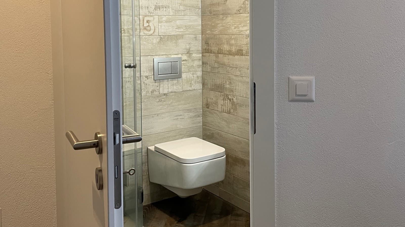 Porte de salle de bains ouvrant vers l'extérieur Porte de salle de bains ouvrant vers l'extérieur