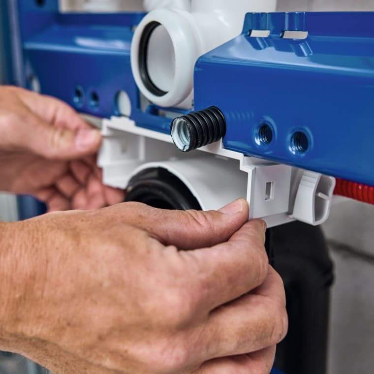 Le spécialiste sanitaire installe l’élément d’installation pour le WC ainsi que le boîtier de la Power & Connect Box de Geberit. Le spécialiste sanitaire installe l’élément d’installation pour le WC ainsi que le boîtier de la Power & Connect Box de Geberit.
