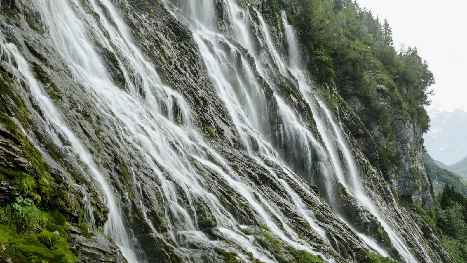 Imposante cascade dans un paysage vert (© Geberit) Imposante cascade dans un paysage vert (© Geberit)
