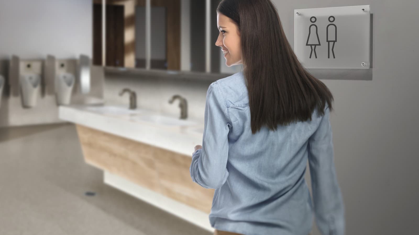 Jeune femme aux cheveux bruns dans des toilettes publiques Jeune femme aux cheveux bruns dans des toilettes publiques
