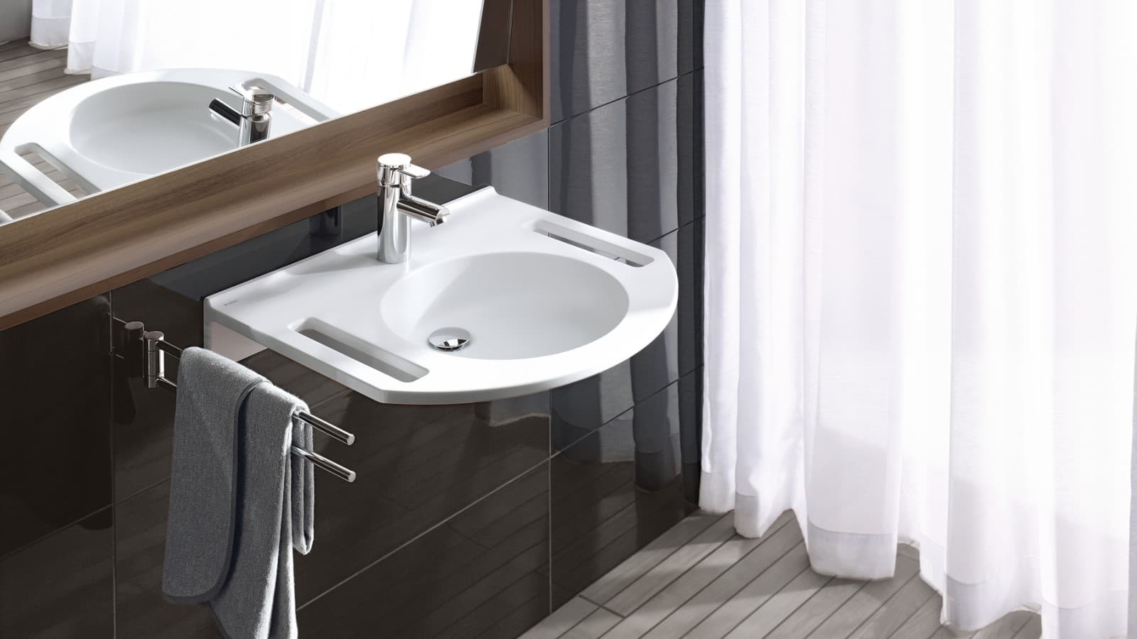 Lavabo Geberit Publica avec aides à la préhension Lavabo Geberit Publica avec aides à la préhension