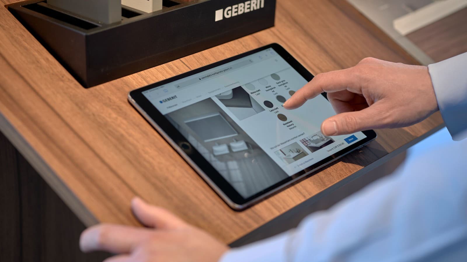 Un homme sélectionne des produits dans un configurateur sur sa tablette Un homme sélectionne des produits dans un configurateur sur sa tablette