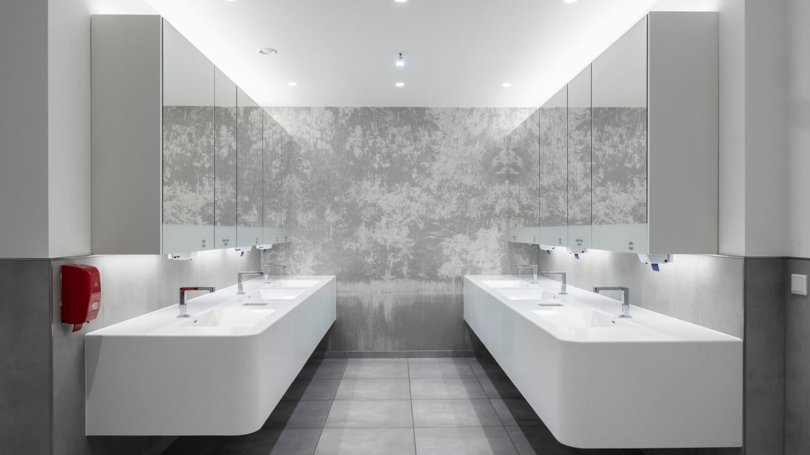 La commande de la robinetterie installée sur lavabo Geberit Brenta est alimentée en électricité directement par la Geberit Gateway via le câble GEBUS. La commande de la robinetterie installée sur lavabo Geberit Brenta est alimentée en électricité directement par la Geberit Gateway via le câble GEBUS.
