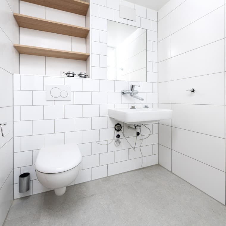 Salle de bains préfabriquée dans les appartements du centre de dialyse Salle de bains préfabriquée dans les appartements du centre de dialyse