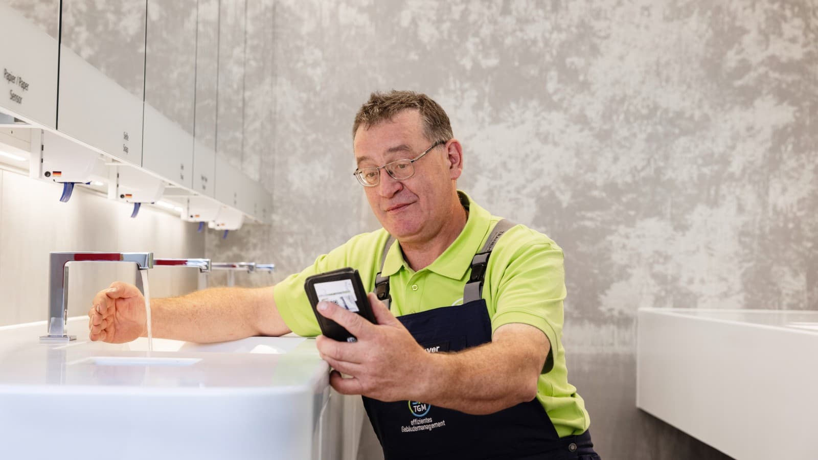 Commande directe du robinet de lavabo via connexion Bluetooth Commande directe du robinet de lavabo via connexion Bluetooth