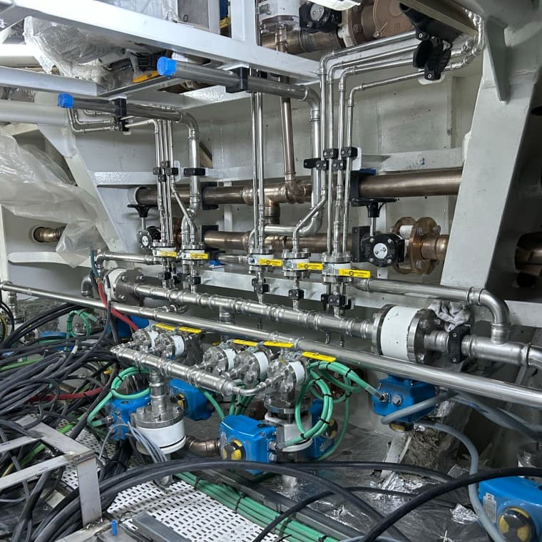 Voici à quoi ressemble la salle des machines d’un yacht du chantier naval Su Marine. Les tuyauteries Acier Inoxydable et CuNiFe sont posées dans un espace très Mapress confiné (© Su Marine Yachting) Voici à quoi ressemble la salle des machines d’un yacht du chantier naval Su Marine. Les tuyauteries Acier Inoxydable et CuNiFe sont posées dans un espace très Mapress confiné (© Su Marine Yachting)