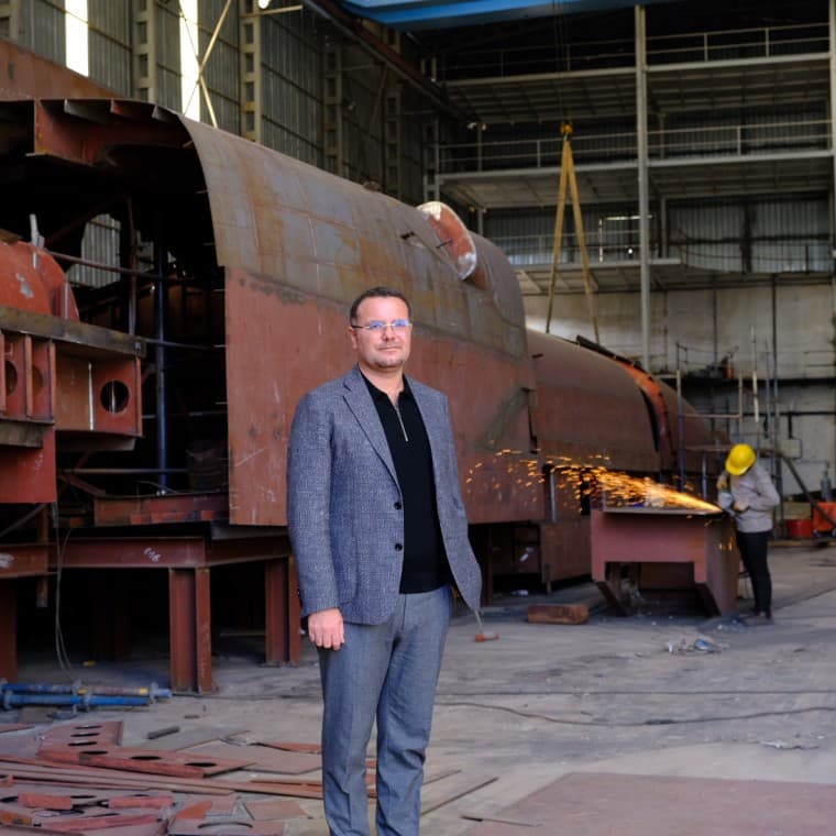Le directeur général Onun Tekir dans l’un des ateliers du chantier naval ADA Yachting à Bodrum. Un yacht de 50 mètres y est en construction pour un client italien (© Serkan Ali Çiftçi) Le directeur général Onun Tekir dans l’un des ateliers du chantier naval ADA Yachting à Bodrum. Un yacht de 50 mètres y est en construction pour un client italien (© Serkan Ali Çiftçi)