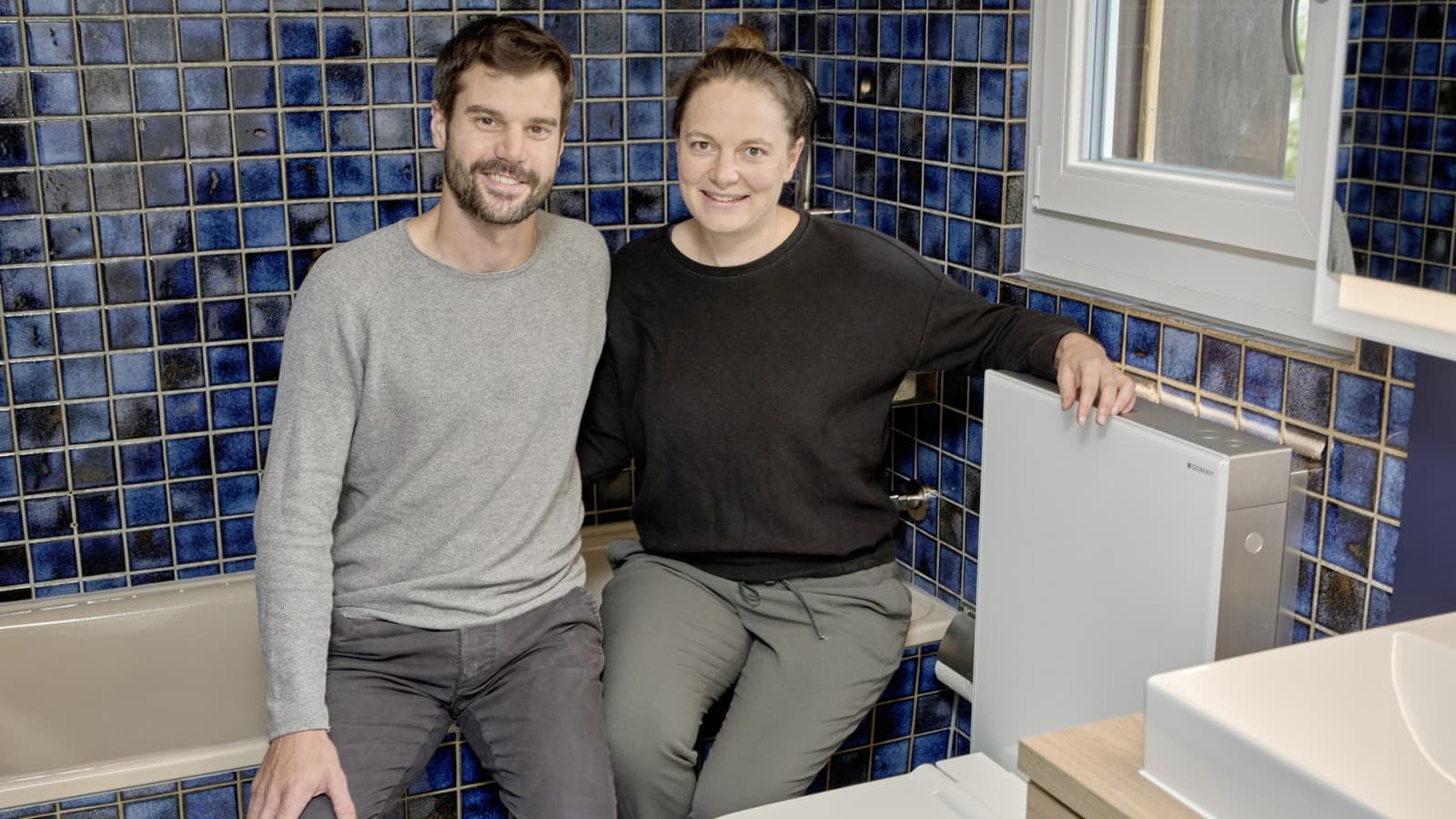 Satisfaits de la rénovation de leur salle de bains et du module sanitaire Geberit Monolith : Tobias Wildbrett et Manuela Weibel (© Ben Huggler) Satisfaits de la rénovation de leur salle de bains et du module sanitaire Geberit Monolith : Tobias Wildbrett et Manuela Weibel (© Ben Huggler)