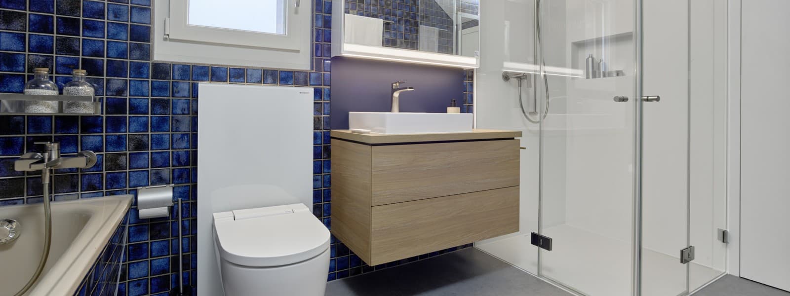 Après : La nouvelle salle de bains se présente comme un espace épuré, fonctionnel et moderne (© Ben Huggler) Après : La nouvelle salle de bains se présente comme un espace épuré, fonctionnel et moderne (© Ben Huggler)
