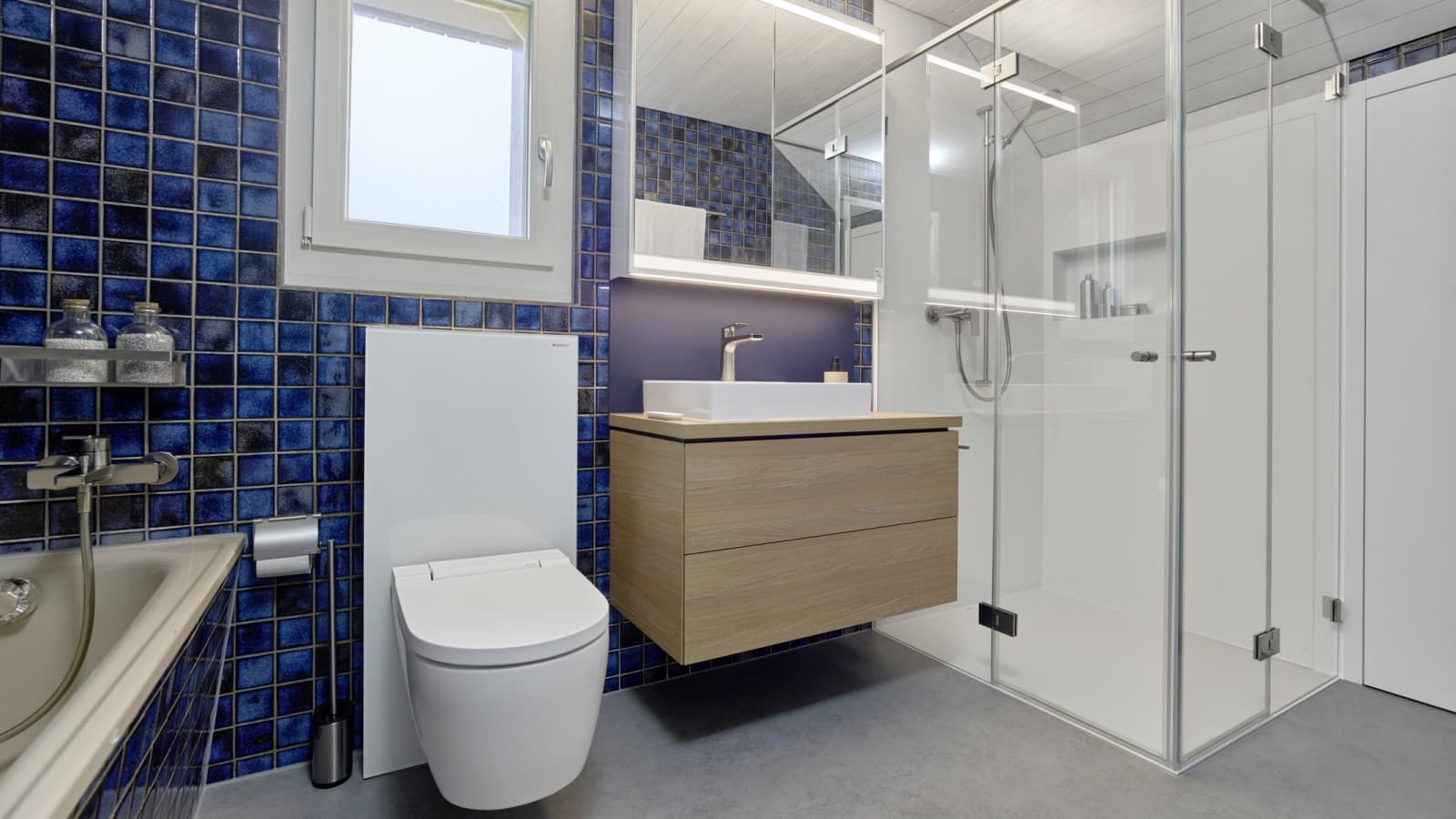 La nouvelle salle de bains se présente comme un espace rangé, fonctionnel et moderne (© Ben Huggler) La nouvelle salle de bains se présente comme un espace rangé, fonctionnel et moderne (© Ben Huggler)
