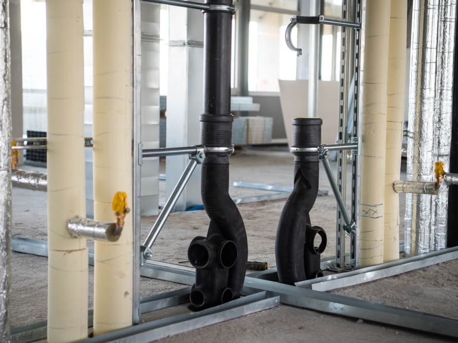 Conduite d'évacuation équipée du système Geberit Silent-db20 SuperTube dans l'immeuble résidentiel rénové OMU 93 Conduite d'évacuation équipée du système Geberit Silent-db20 SuperTube dans l'immeuble résidentiel rénové OMU 93