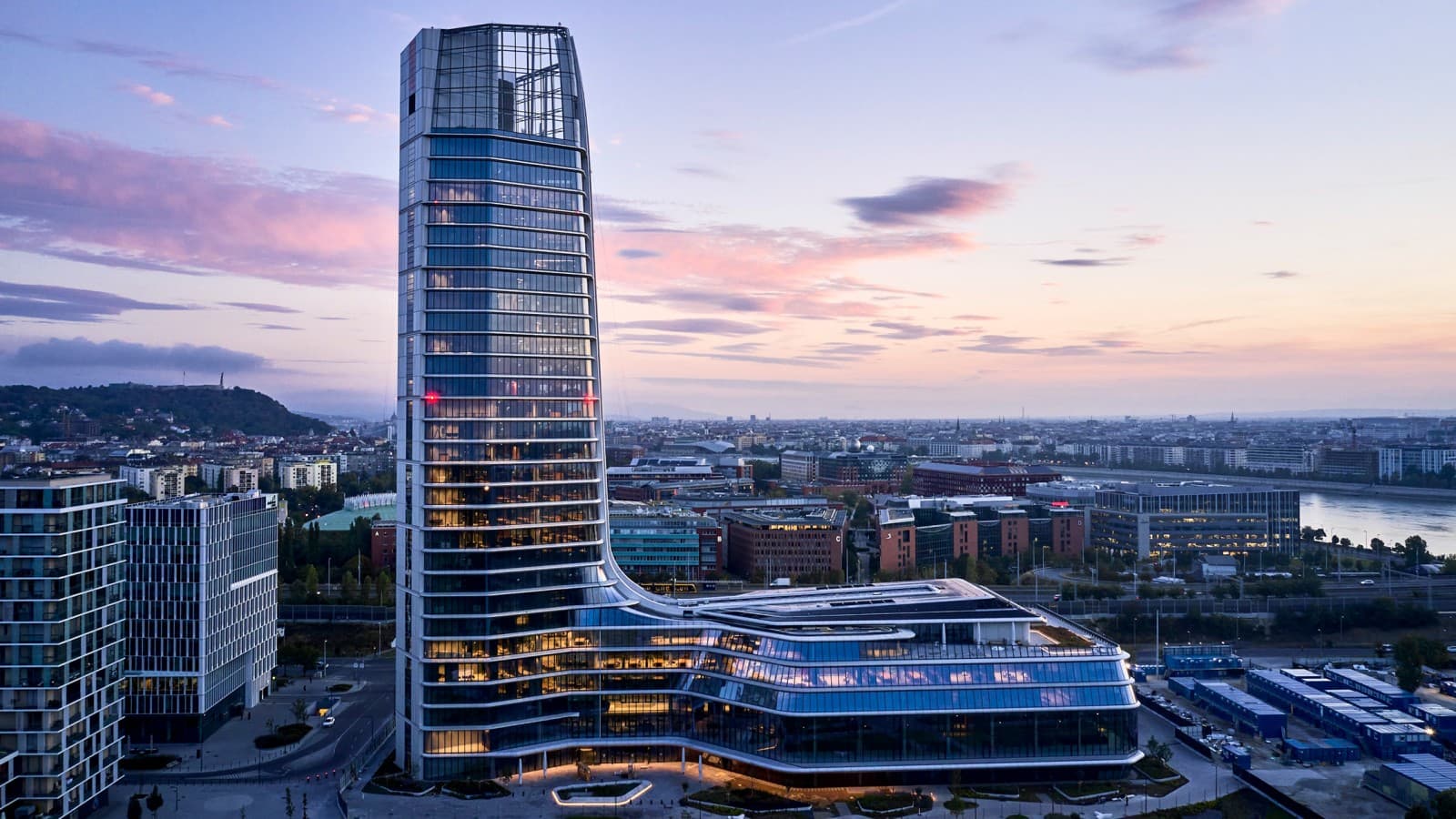 Visible de loin : MOL Campus est désormais le plus haut bâtiment de Hongrie avec sa tour de 143 mètres et son podium adjacent (© MOL Group) Visible de loin : MOL Campus est désormais le plus haut bâtiment de Hongrie avec sa tour de 143 mètres et son podium adjacent (© MOL Group)