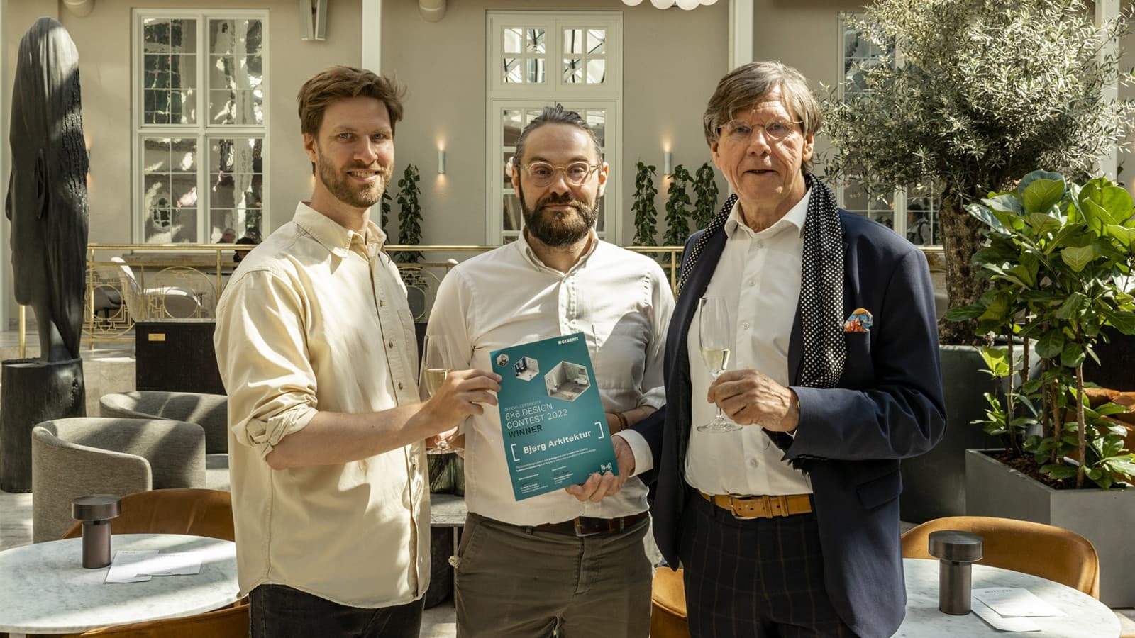 Le PDG de BJERG Arkitektur Kjeld Bjerg (de gauche à droite) et les architectes Carsten Wraae Jensen et Mads Bjerg Nørkjær ont convaincu grâce à leur projet (© Wilfred Gachau) Le PDG de BJERG Arkitektur Kjeld Bjerg (de gauche à droite) et les architectes Carsten Wraae Jensen et Mads Bjerg Nørkjær ont convaincu grâce à leur projet (© Wilfred Gachau)