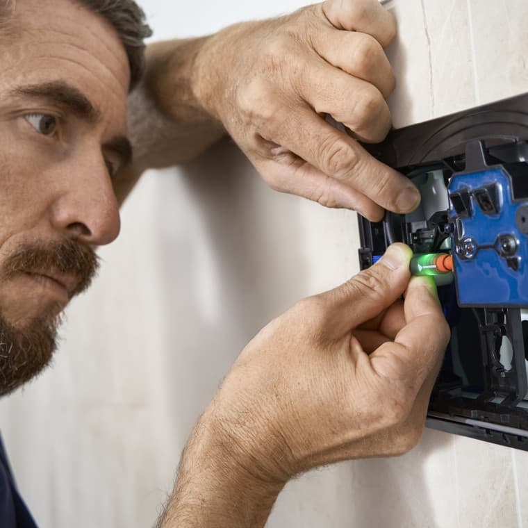 Le plombier peut vérifier le bon fonctionnement de l’alimentation électrique grâce à la LED intégrée dans le câble de raccordement. Le plombier peut vérifier le bon fonctionnement de l’alimentation électrique grâce à la LED intégrée dans le câble de raccordement.
