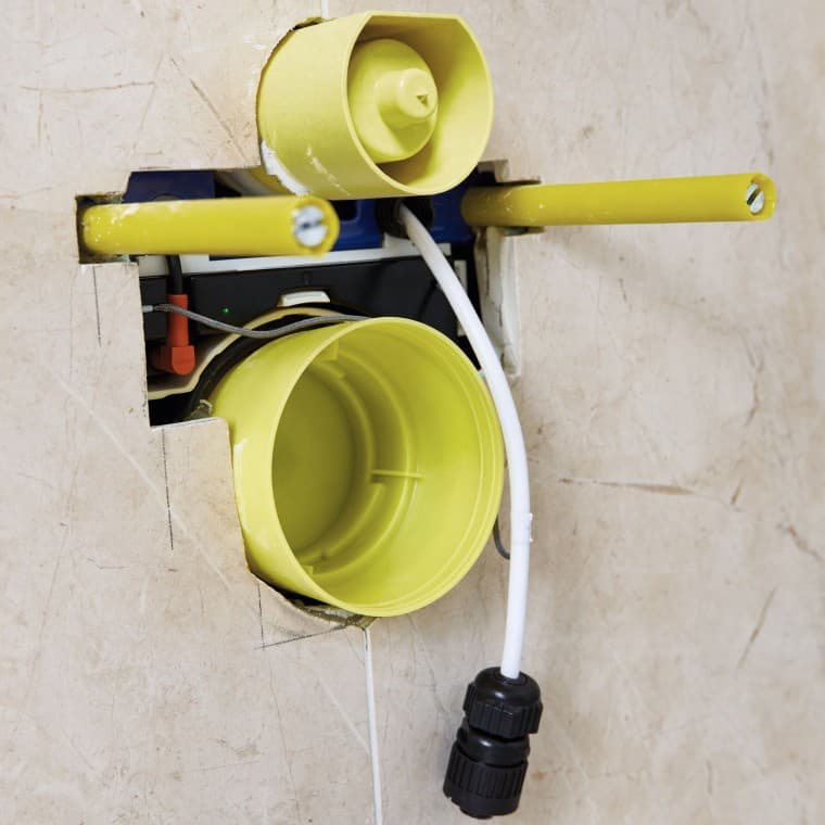 Connexion simple par un spécialiste sanitaire : prise Hirschmann pour le raccordement d’un WC-douche Geberit AquaClean. Connexion simple par un spécialiste sanitaire : prise Hirschmann pour le raccordement d’un WC-douche Geberit AquaClean.
