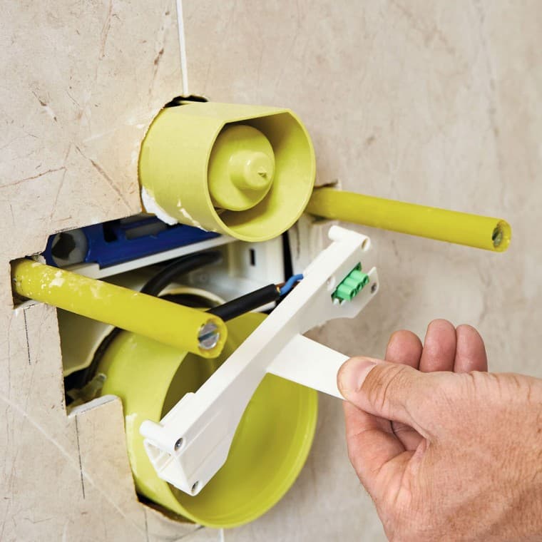 Alternative : installation du fond intermédiaire dans la Power & Connect Box par le professionnel de l’électricité après la pose du revêtement. Alternative : installation du fond intermédiaire dans la Power & Connect Box par le professionnel de l’électricité après la pose du revêtement.
