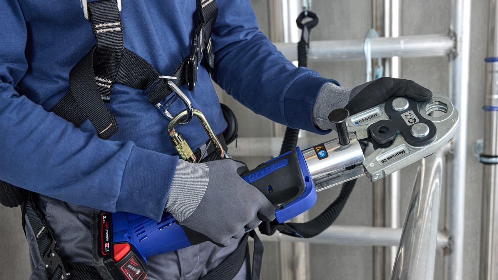 Raccorder des tuyaux : une opération simple et sûre grâce à la technologie de sertissage de Geberit Raccorder des tuyaux : une opération simple et sûre grâce à la technologie de sertissage de Geberit